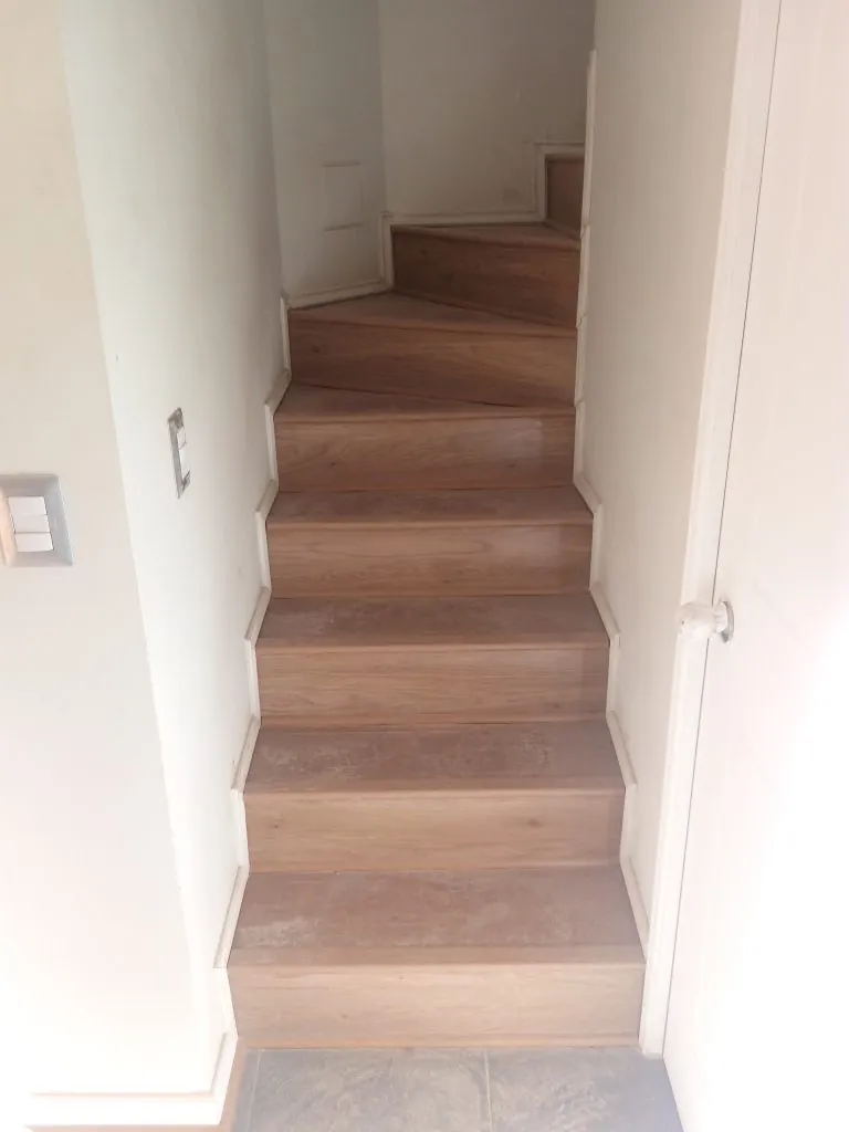 Revestimiento de escalera caracol en proyecto particular — foto 1