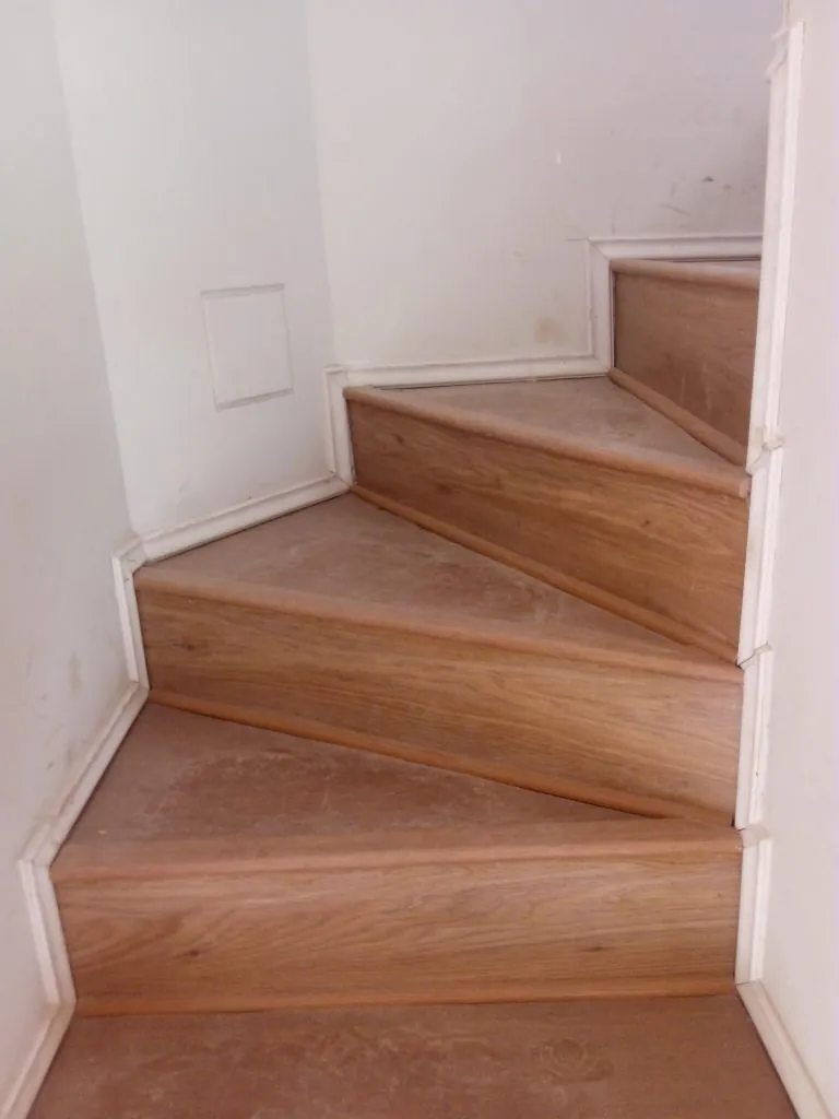 Revestimiento de escalera caracol en proyecto particular — foto 6 de 10