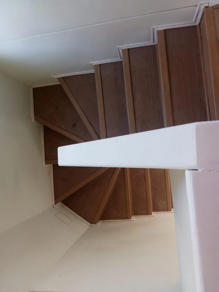Revestimiento de escalera caracol en proyecto particular — foto 5 de 10