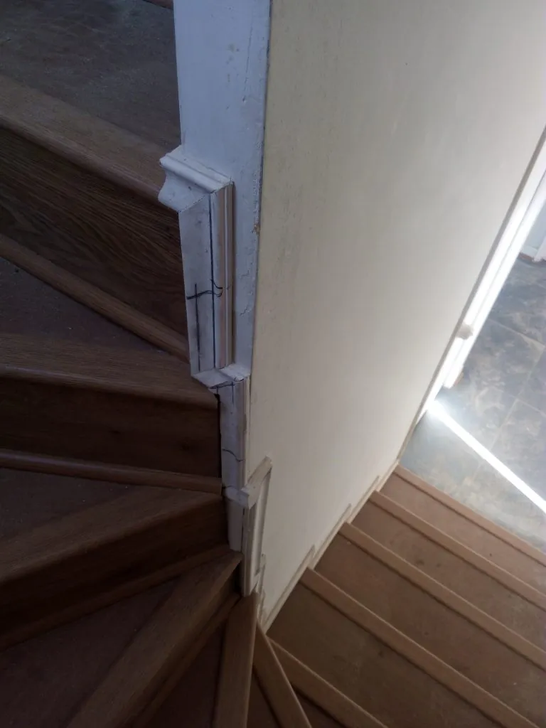 Revestimiento de escalera caracol en proyecto particular — foto 3 de 10