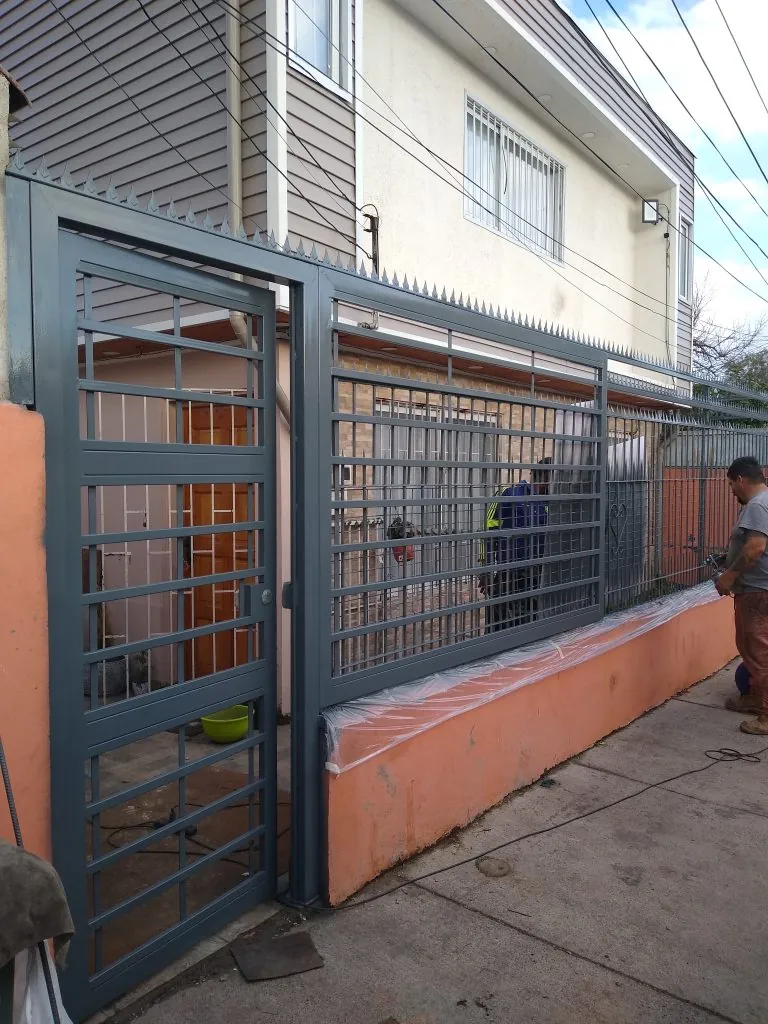 Reja perimetral metálica en Quinta Normal — foto 9 de 10