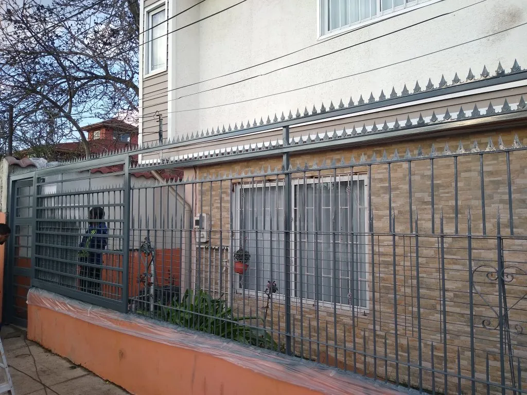 Reja perimetral metálica en Quinta Normal — foto 8 de 10