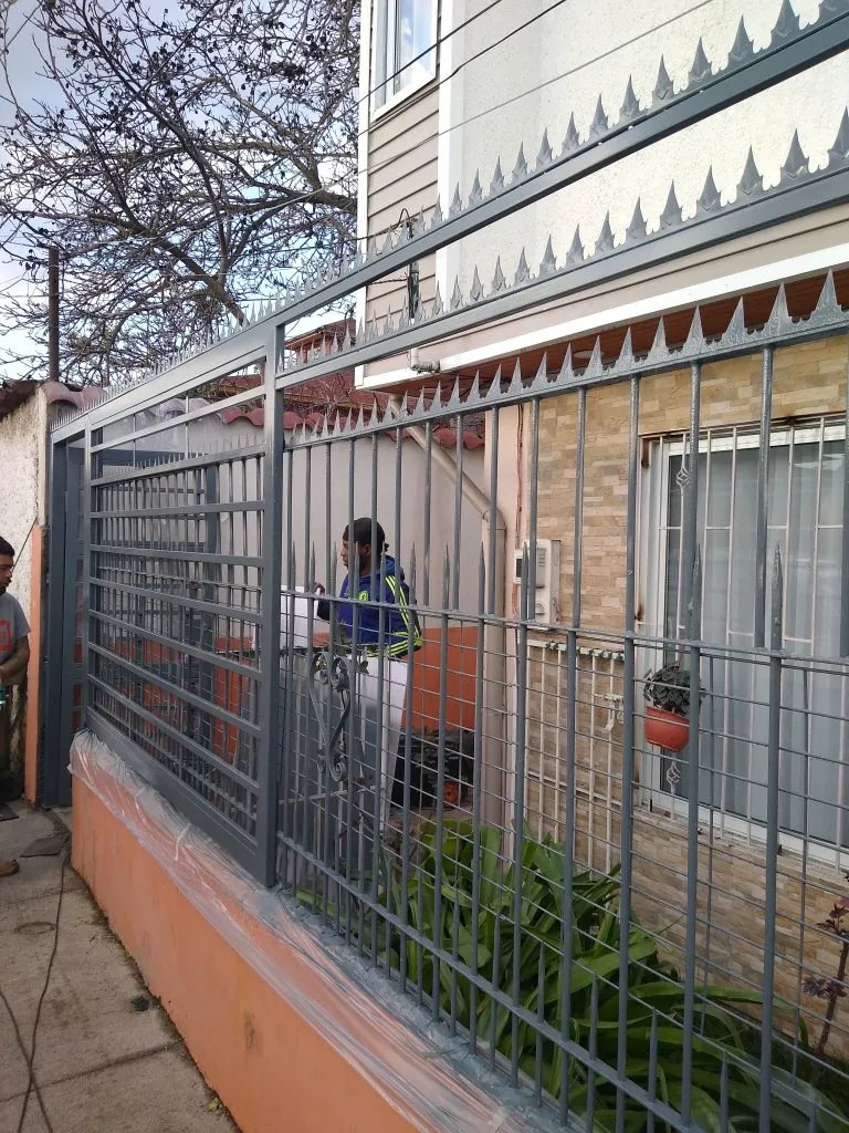 Reja perimetral metálica en Quinta Normal — foto 7 de 10
