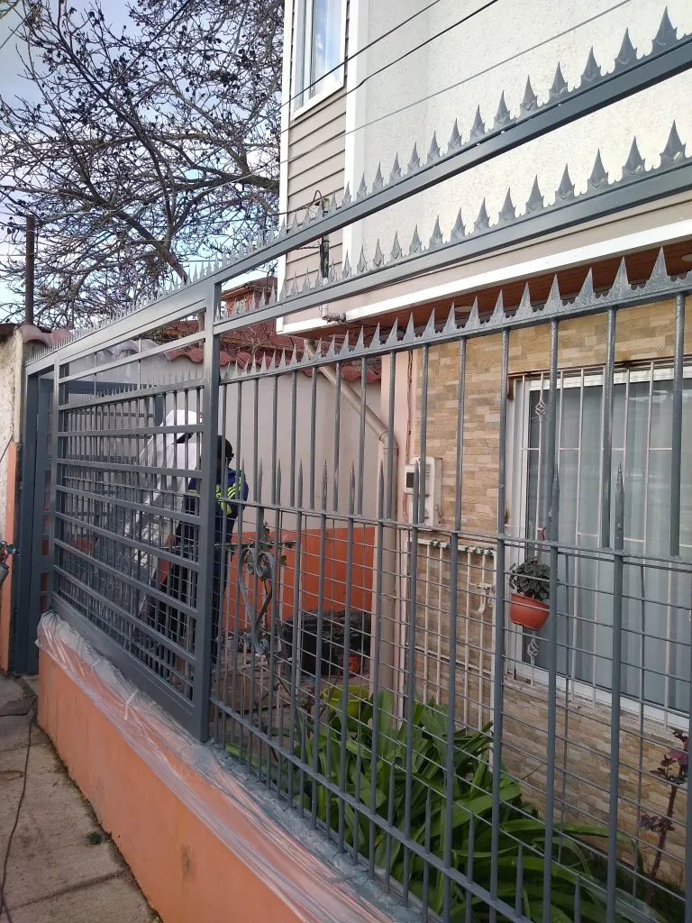 Reja perimetral metálica en Quinta Normal — foto 6 de 10