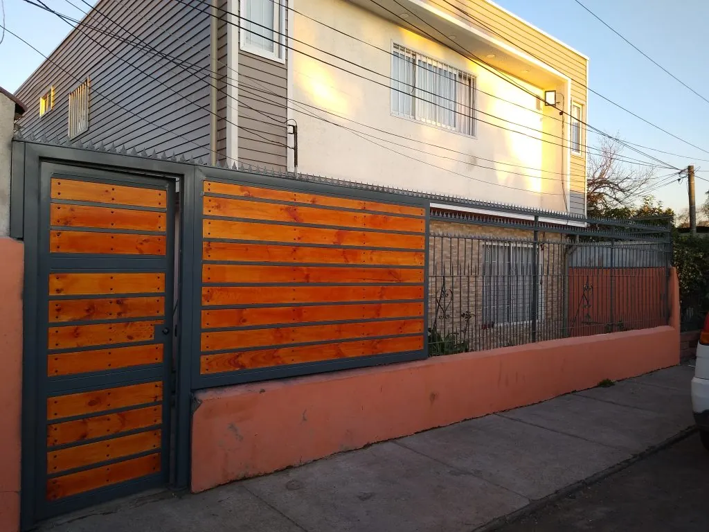 Reja perimetral metálica en Quinta Normal