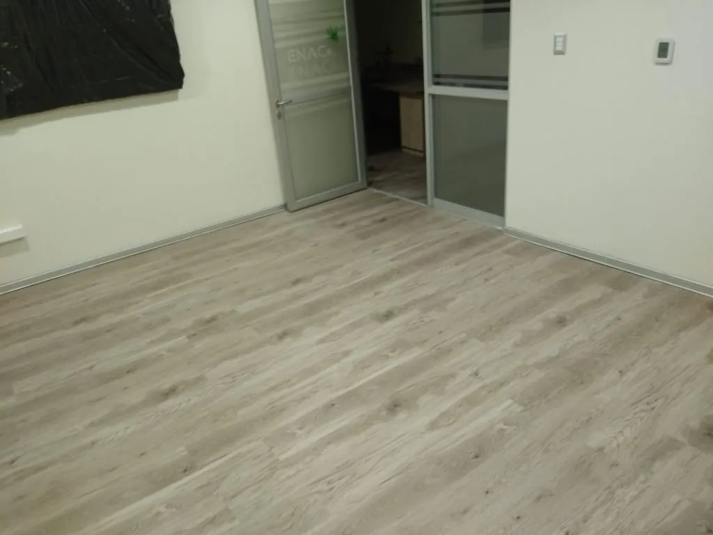 Piso flotante vinílico instalado en ENAC Chile — foto 1