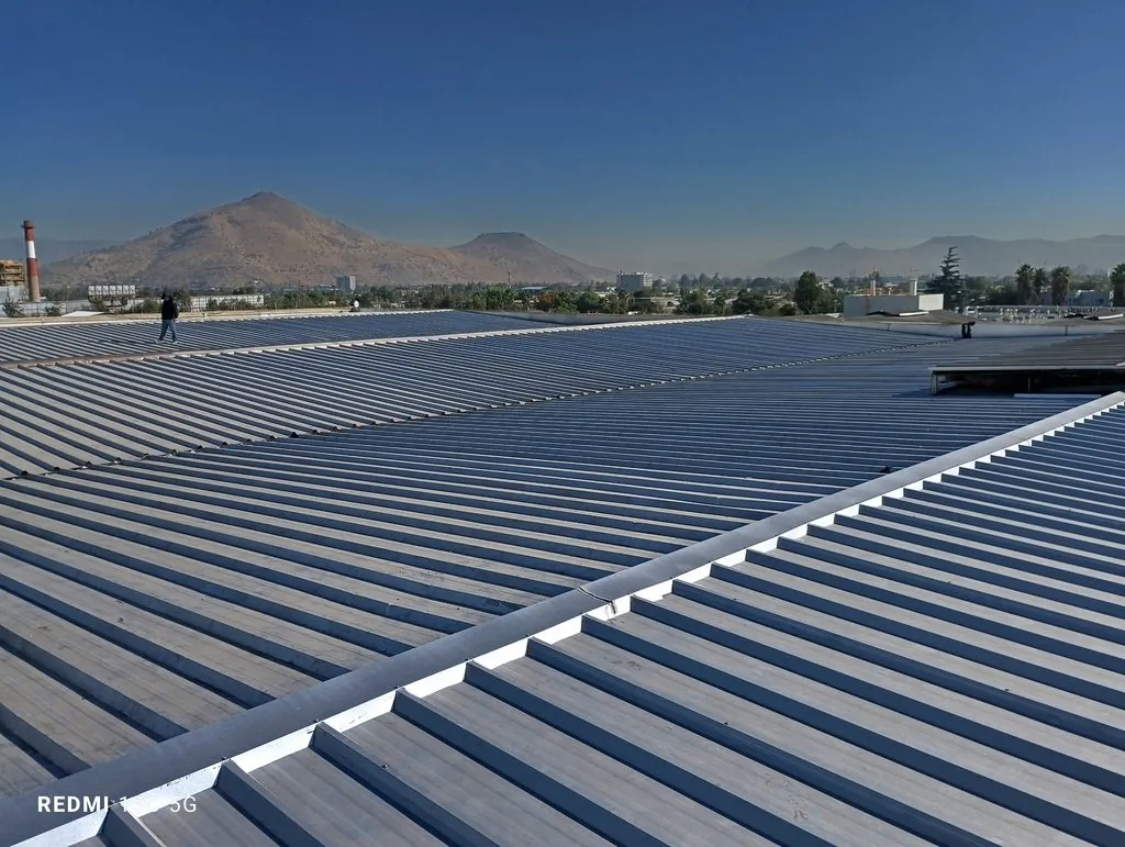 Cambio de cubierta de 2.500 m² en recinto industrial, Pichara