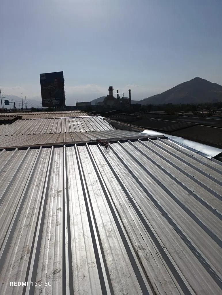Cambio de cubierta de 2.500 m² en recinto industrial, Pichara — foto 2 de 6