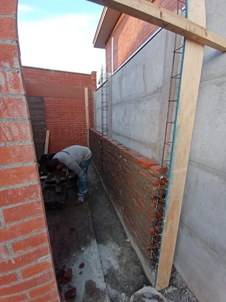 Quincho y muros de albañilería en condominio Valle Araucarias, Lindero, Buin — foto 4 de 5