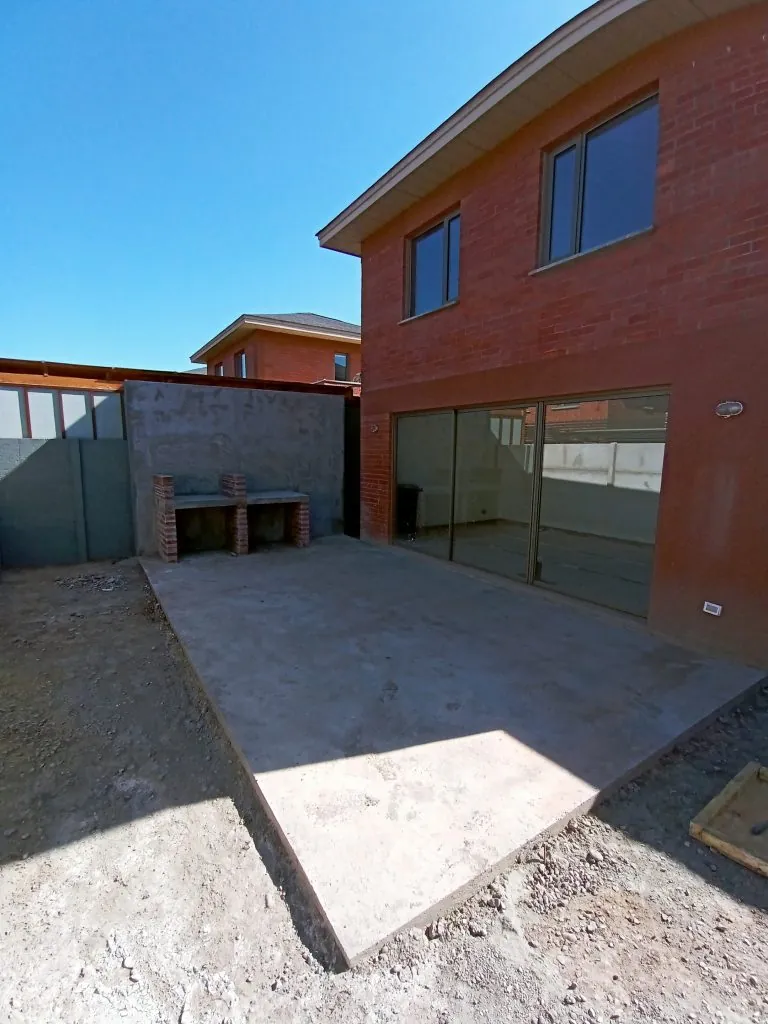 Quincho y muros de albañilería en condominio Valle Araucarias, Lindero, Buin
