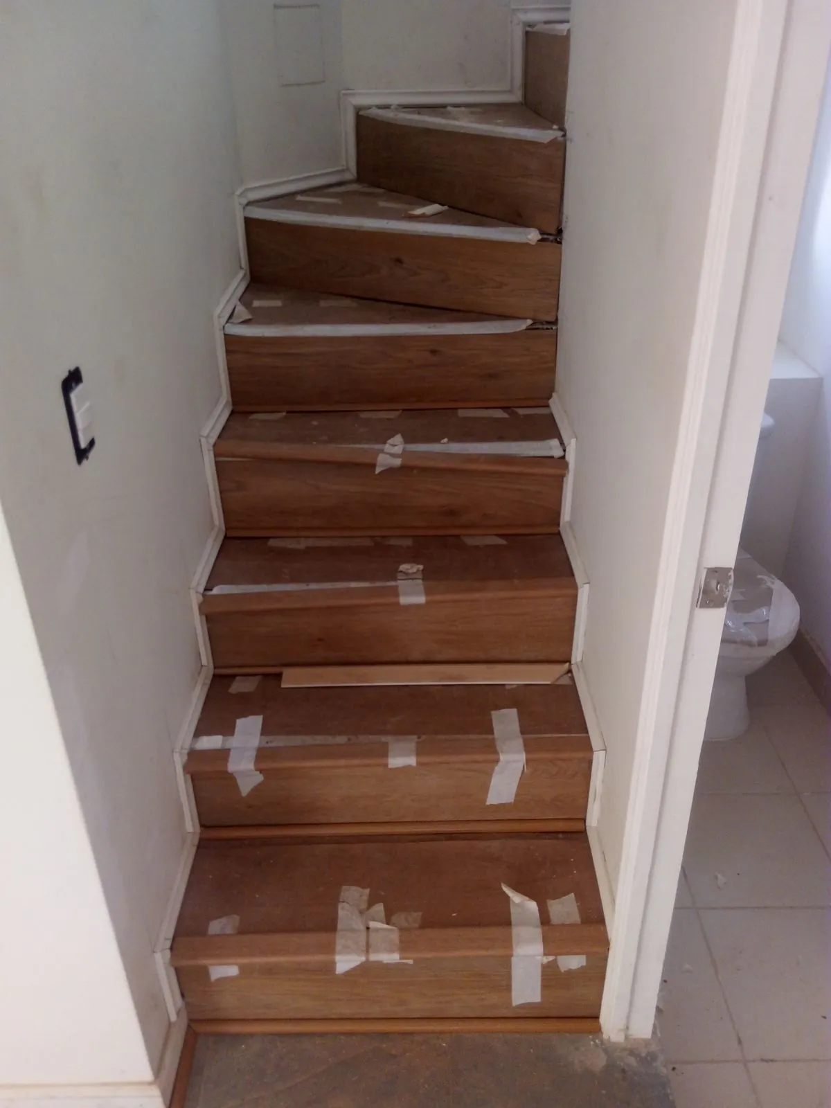 Revestimiento de escalera caracol en proyecto particular — foto 10 de 10