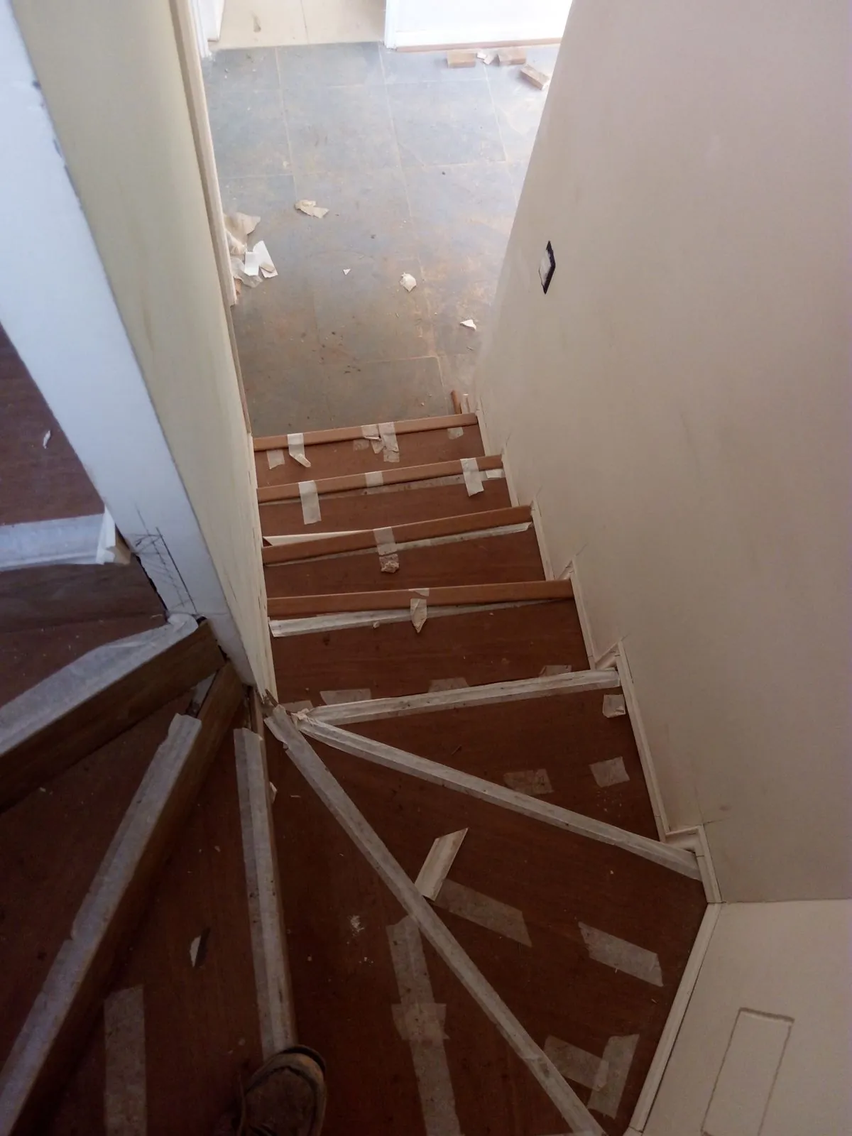 Revestimiento de escalera caracol en proyecto particular — foto 7 de 10