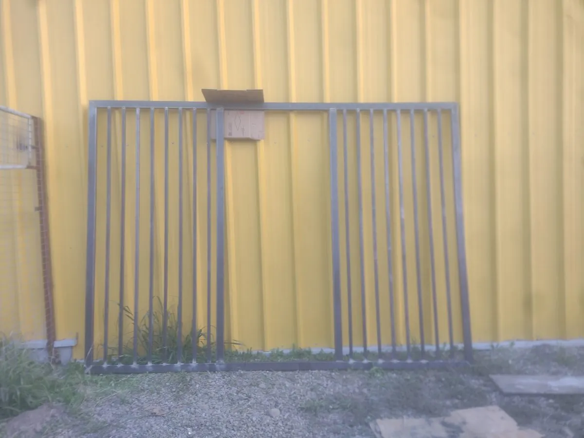 Reja metálica para recinto de imprenta — foto 1