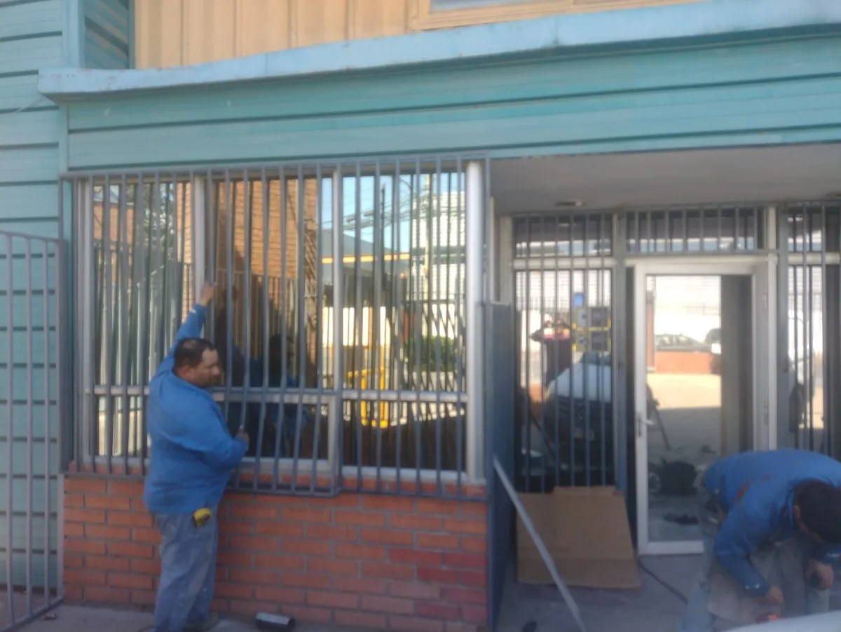Protecciones metálicas para bodega en recinto Issa Pichara — foto 1