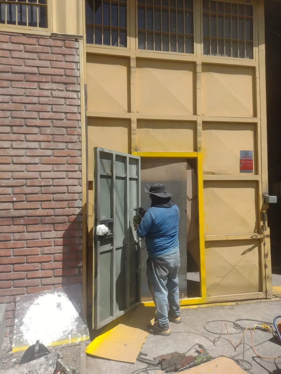 Puerta metálica de la bodega 5A, recinto Issa Pichara — foto 1