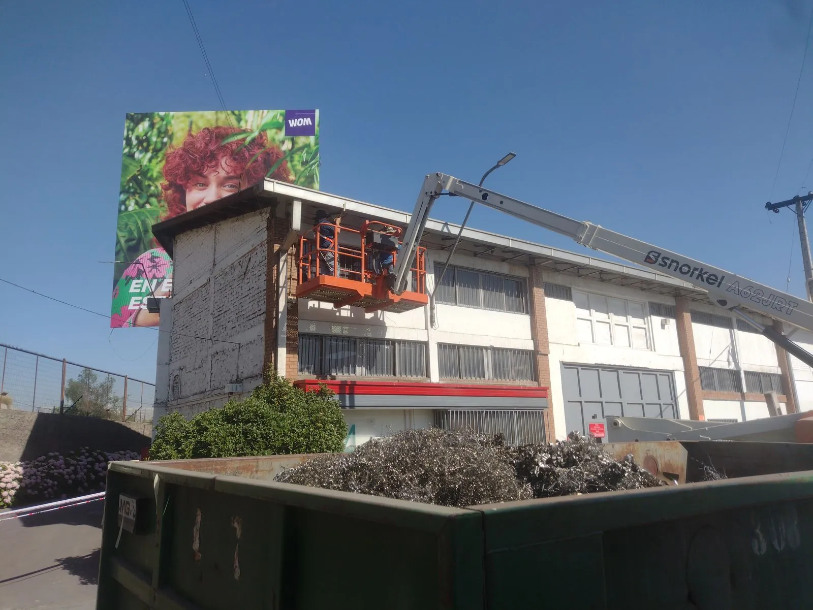 Limpieza de canaletas en condominio Pichara